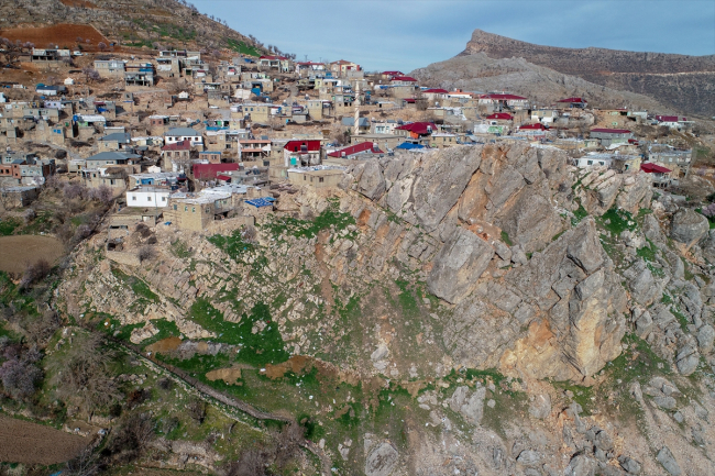 Depremde dağdan kopan devasa kayalar evleri teğet geçti